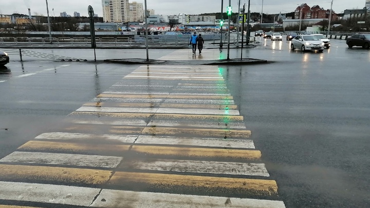 Запах ужасный: в центре Челябинска прорвало канализацию
