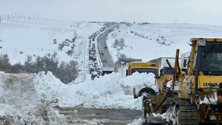 Люди в снежном плену на трассе М-4 Дон в Ростовской области