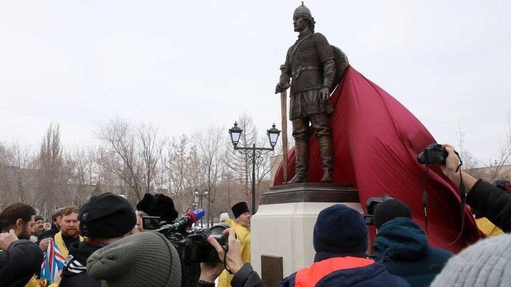 Меч, крест, дорога к храму: в Кургане открыли памятник Александру Невскому