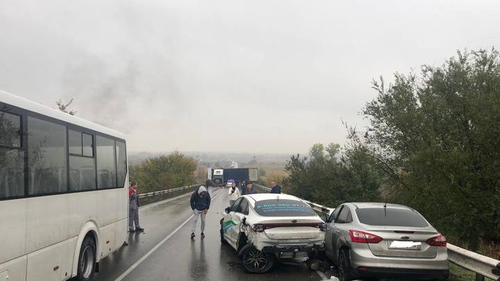 В Ростовской области водитель грузовика не справился с машиной и разнёс четыре автомобиля