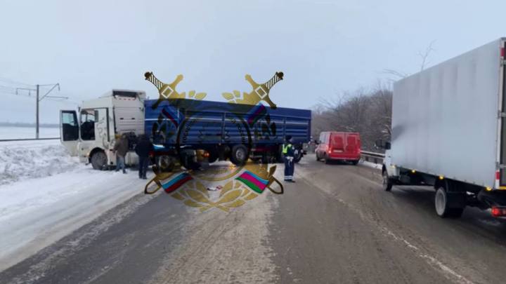 В Усть-Лабинском районе грузовик из-за аварии перекрыл дорогу