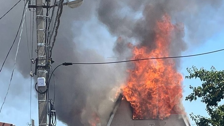 Спасатели в Краснодаре тушат пожар в жилом доме на площади 200 кв. м