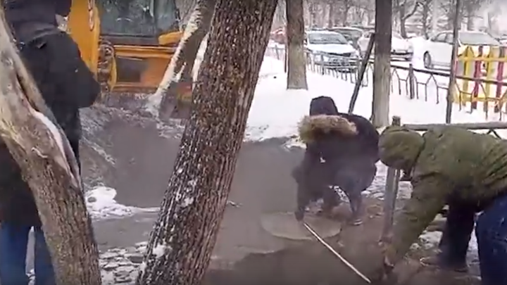 Появилось видео ямы с кипятком в Юже, куда упали и обварились 5 подростков
