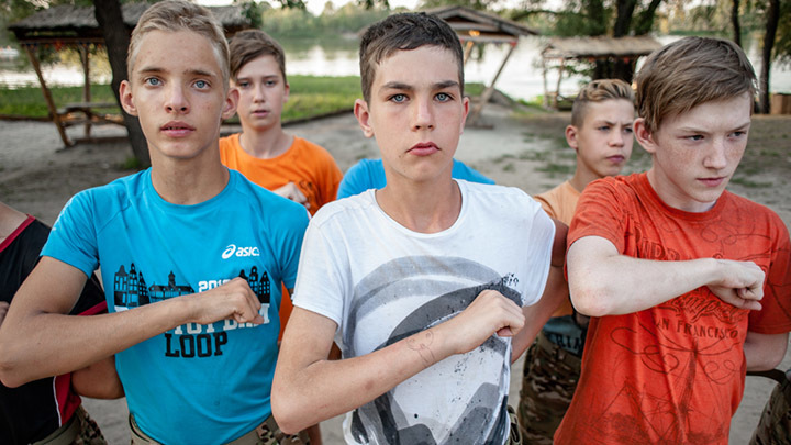 Пособия по ненависти: Украинских школьников начали лечить от смертельной болезни