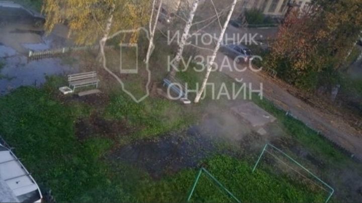 В Кузбассе жители города пожаловались на залитые кипятком дворы