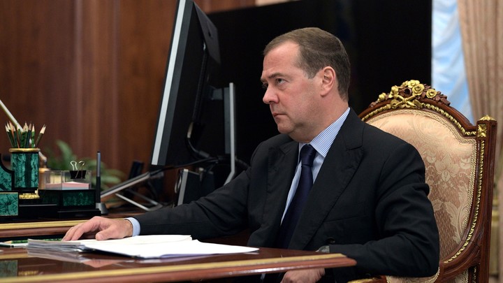 Медведев передал привет Зеленскому прямо из Омска: Клянчите самолёты, находясь за границей