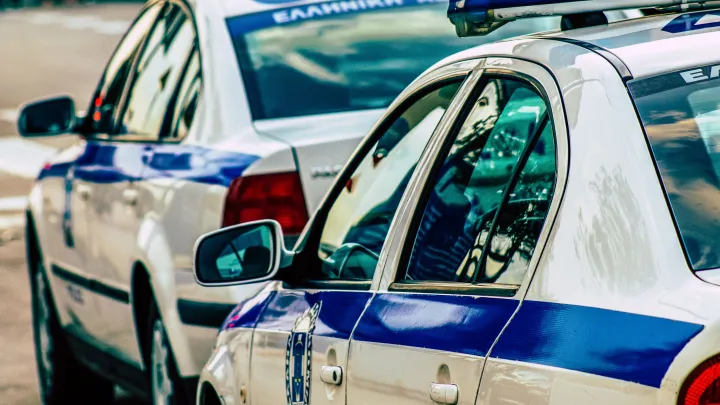 В день рождения. Машина на скорости вылетела на остановку: в больнице женщина и две 10-летние девочки