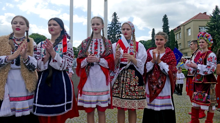 Украинки жалуются на сбежавших от них в Европу молодых мужчин