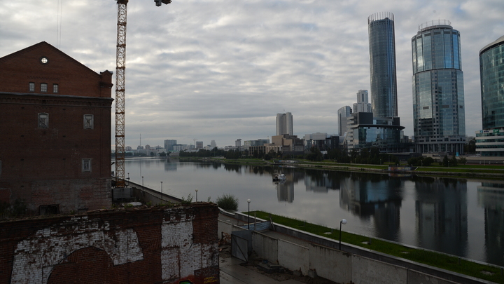 В центре Екатеринбурга мужчина на глазах у прохожих прыгнул в реку Исеть