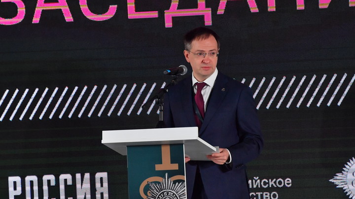 Производственная травма: Мединский объяснил, почему пришёл в Кремль с тростью