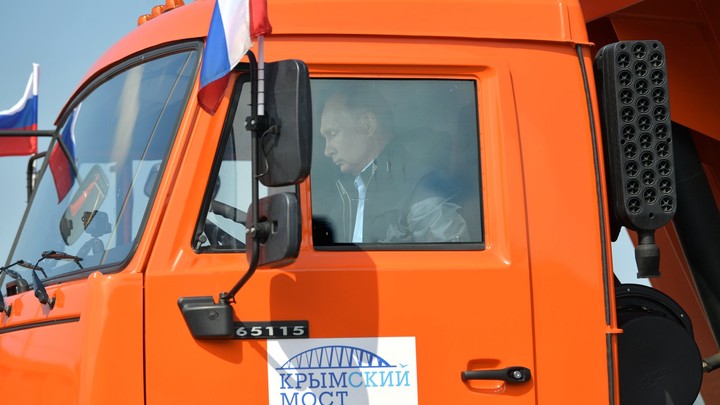 ПДД на Крымском мосту: В ФСО объяснили, почему Путин не пристегивался за рулем «КамАЗа»