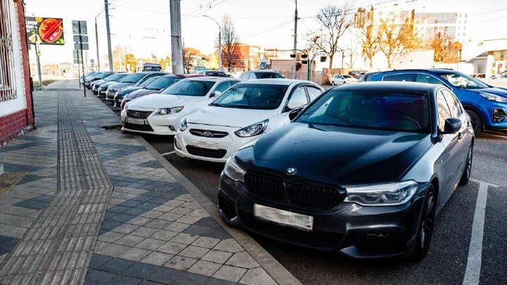 В Краснодаре начали снимать мусор, которым закрывают номер на машине, не желая оплачивать парковку