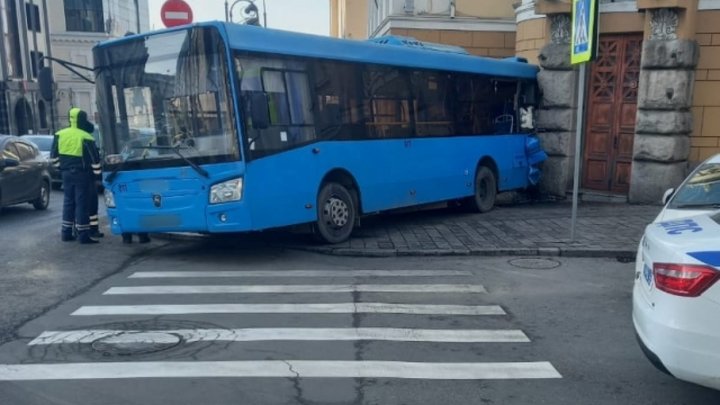 Автобус без водителя врезался в краевой суд во Владивостоке