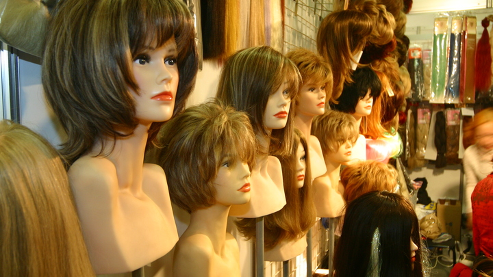 В Новосибирске из салона красоты украли сейф с деньгами и 60 париков