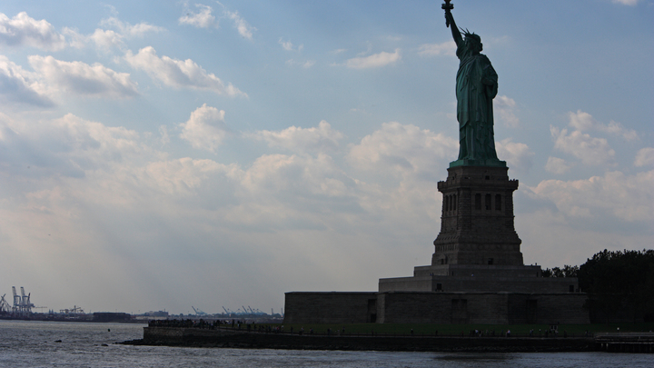 Многотысячная эвакуация в Нью-Йорке: Возле статуи Свободы загорелись баллоны с пропаном