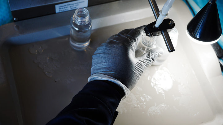 А почему бы нет? Врачи на Украине заменили аппараты ИВЛ обычными пакетами