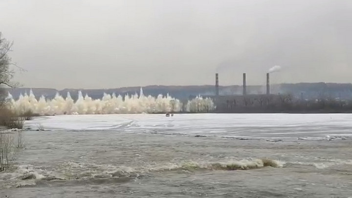 На реке Кондома в Кузбассе в пятницу взорвали лед