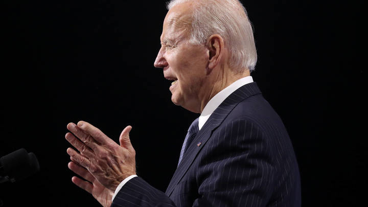 Джо Байден снова всех перепугал во время речи: Не прыгайте!