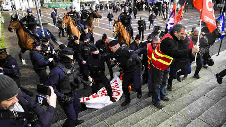 Макрон на воеводстве: Париж утонул в мусоре