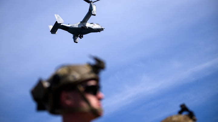 Военный самолет-разведчик США промахнулся мимо взлетной полосы и упал в океан