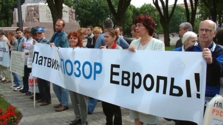 Politico: Латвия намерена депортировать из страны более 800 граждан России