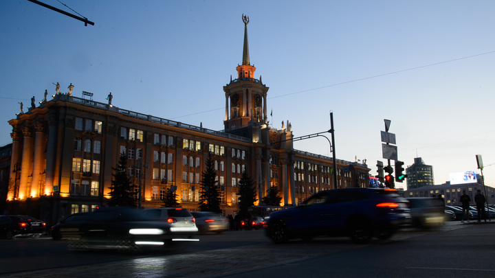 В Екатеринбурге прохожий украл букву Г с вывески на здании мэрии
