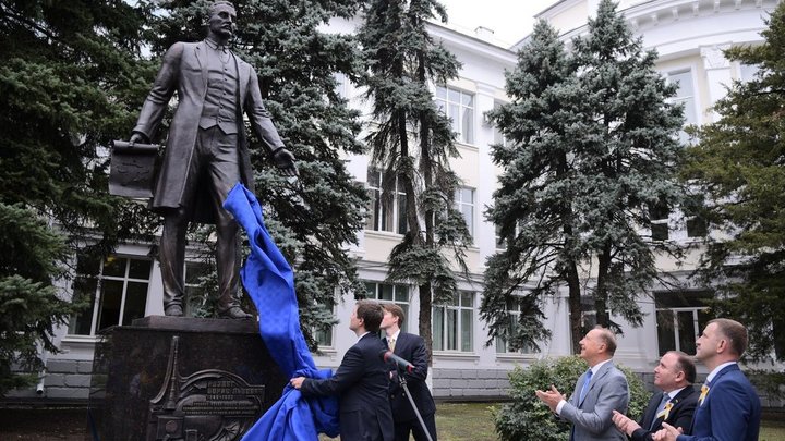В Краснодаре открыли памятник изобретателю телевидения и основателю КубГТУ Борису Розингу