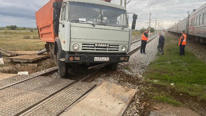 Поезд, который направлялся из Адлера в Читу, столкнулся с грузовиком