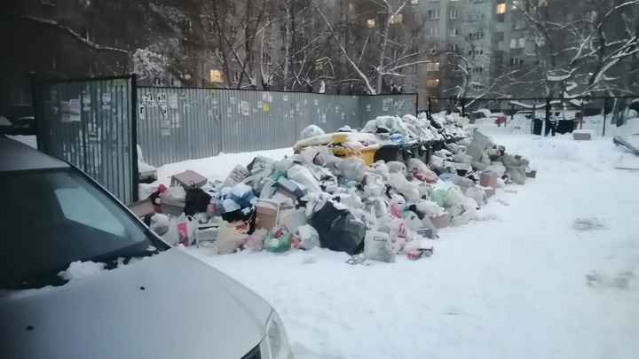 Челябинских коммунальщиков заподозрили в попытке припрятать гору мусора