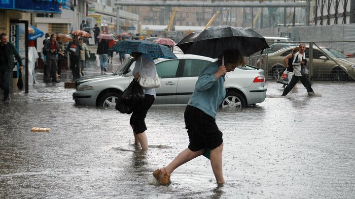 Плавают автобусы, обсыпаются дома. На Севастополь обрушился невиданный ливень