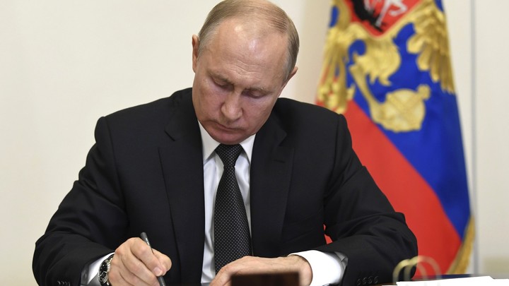 Не только учить, но и воспитывать: Путин внёс в Госдуму поправки в закон об образовании