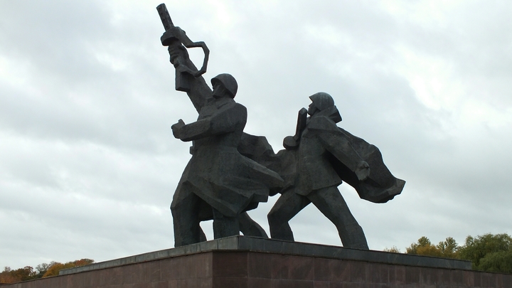 Отдать нельзя, снести: памятник советским воинам в Риге отправится в утиль, а не в Ленобласть