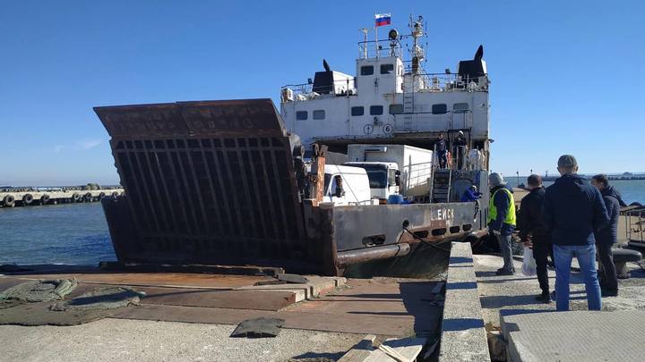 Почти 95 тыс. пассажиров перевезли через Керченский пролив на паромах