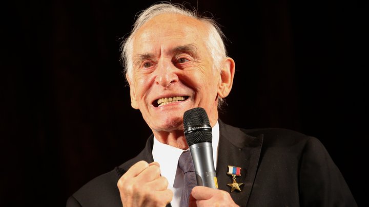 Красные розы для главного офицера российского кино: Шойгу лично попрощался с Василием Лановым