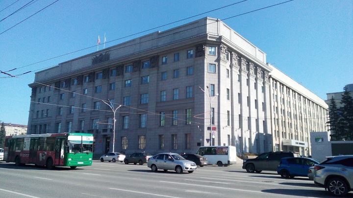Поливальная машина провалилась под землю у мэрии Новосибирска