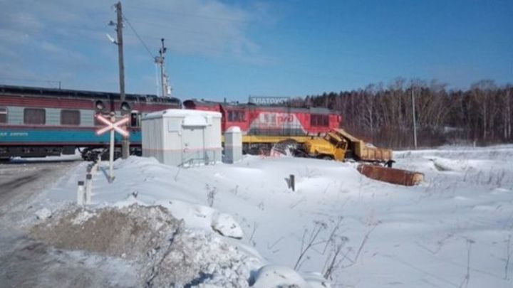 В Челябинской области грузовик столкнулся с поездом