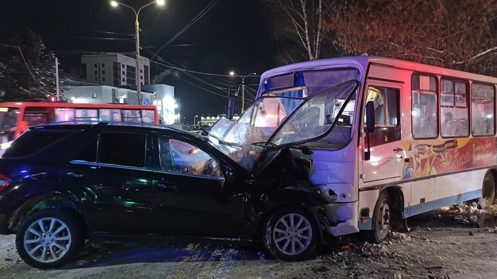 В Коврове произошло ДТП с пассажирским автобусом и «мерседесом»