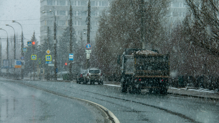 На Урале грузовик снёс фрагмент военного мемориала и тут же уехал