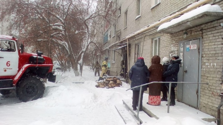 В едком дыме чуть не задохнулись 8 курганцев, ребенка спускали по автолестнице