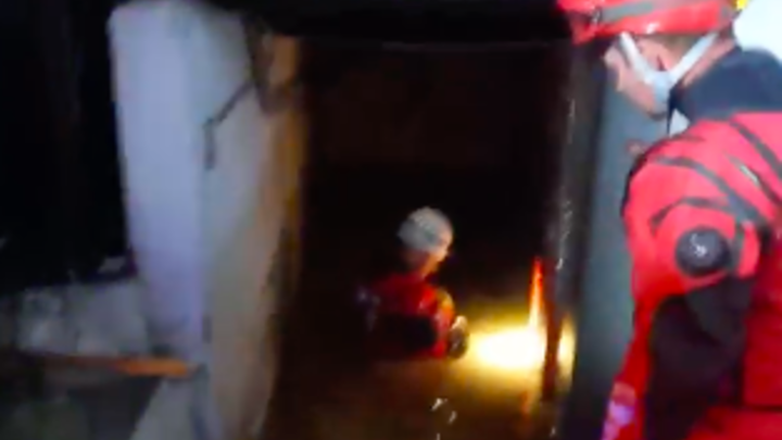 В Сочи из затопленного подвала спасли двух человек