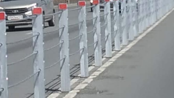 На выезде из Челябинска тросовое ограждение создало помеху на опасном повороте