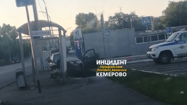 В Кемерове автомобилист протаранил остановочный павильон