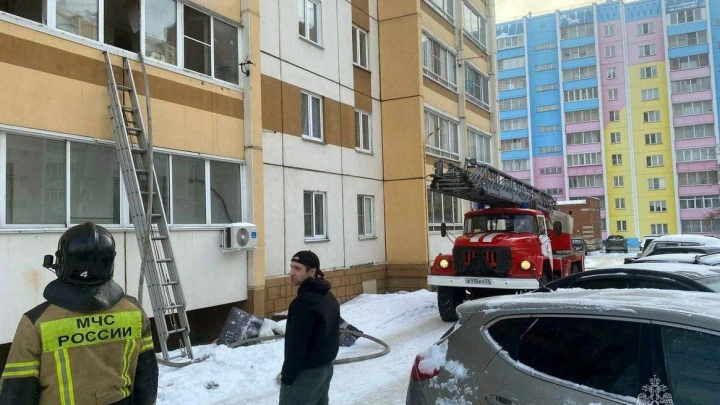 В Челябинске мужчина выпрыгнул из окна, чтобы спасти сына