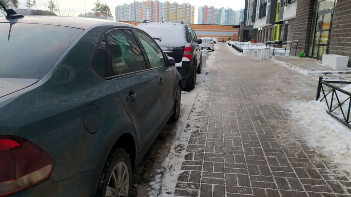 В Екатеринбурге хулиганы забросали яйцами автомобили на стоянке