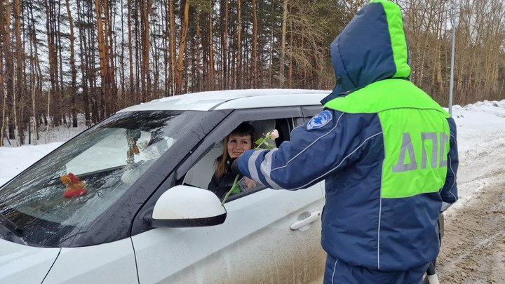 В Кузбассе сотрудники ДПС дарили цветы женщинам-водителям в честь 8 Марта