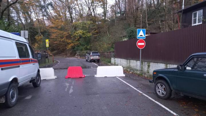 В Сочи из-за оползня перекрыли дорогу на ул. Космическая