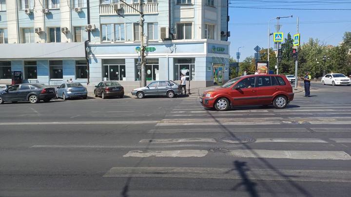 В Ростове двух парней на электросамокате сбили на пешеходном переходе