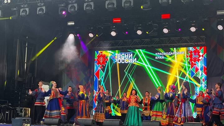 В Краснодаре на Пушкинской площади выступает Надежда Бабкина