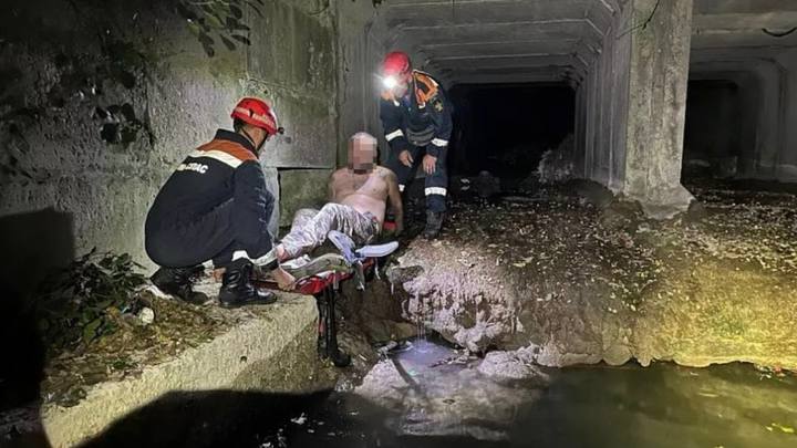 В Геленджике спасатели пришли на помощь мужчине, который упал с моста через реку Хатецай