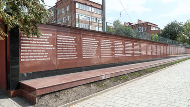 У нас не кладбище: директор челябинской школы против памяти погибших выпускников?